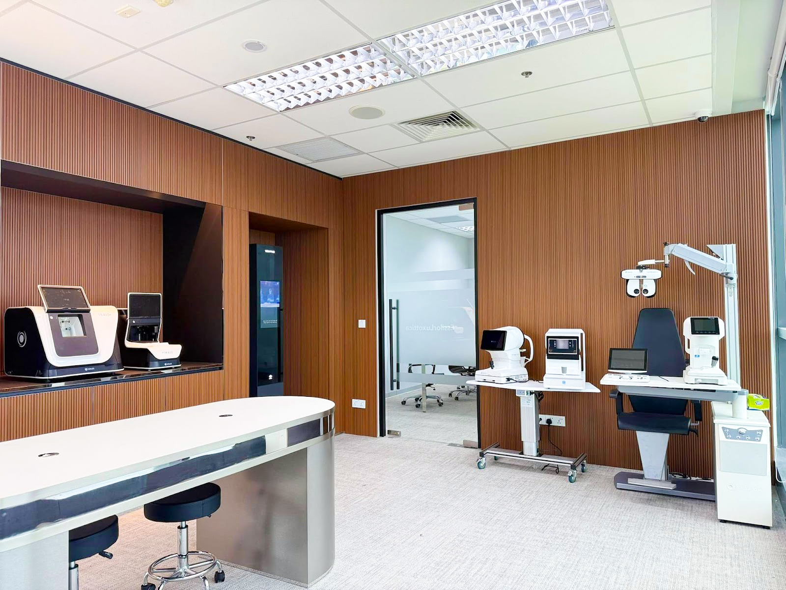 Mắt Kính Shady Vinh Dự Đồng Hành Cùng EssilorLuxottica Tại Lễ Khai Trương Văn Phòng Mới