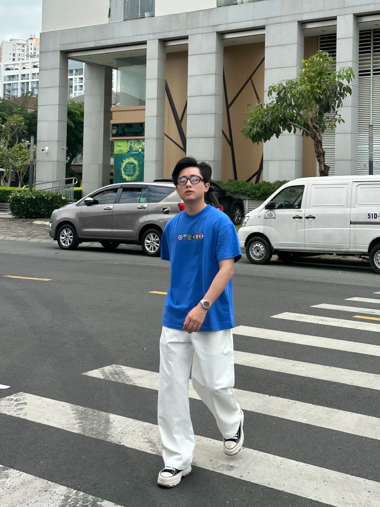 Quần Kaki Trắng Ống Suông + Áo Thun Xanh Dương Đậm: Bí Quyết Mix & Match Cho Mọi Dịp