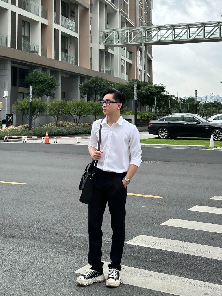 Quần Tây Đen & Sơ Mi Trắng Kem Lụa Cotton: Combo Thanh Lịch Và Hiện Đại