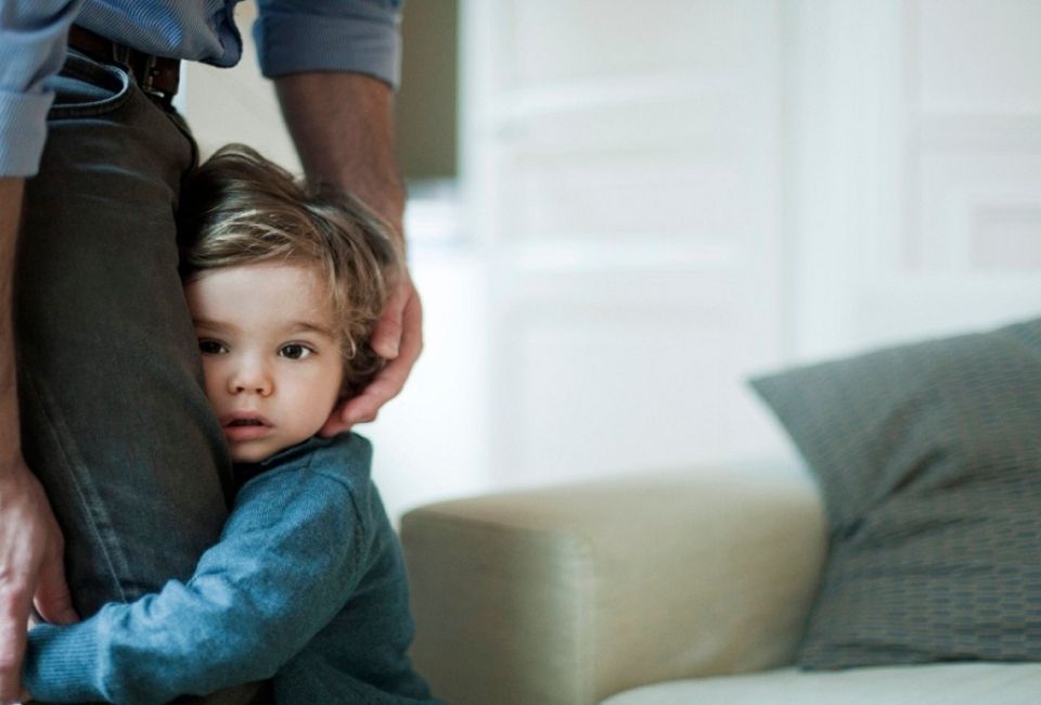 Làm sao để bé không còn bám chặt lấy ba mẹ?