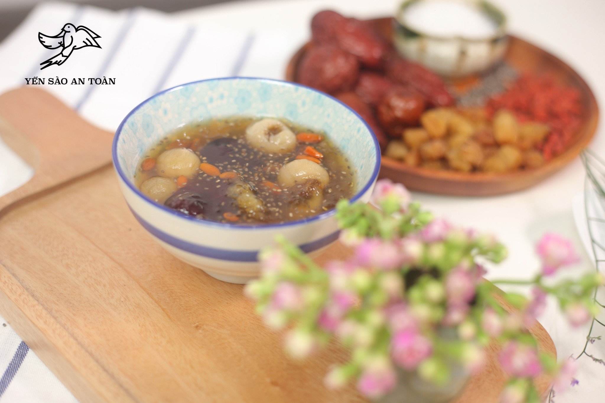 Yến tươi chưng sẵn kết hợp táo đỏ