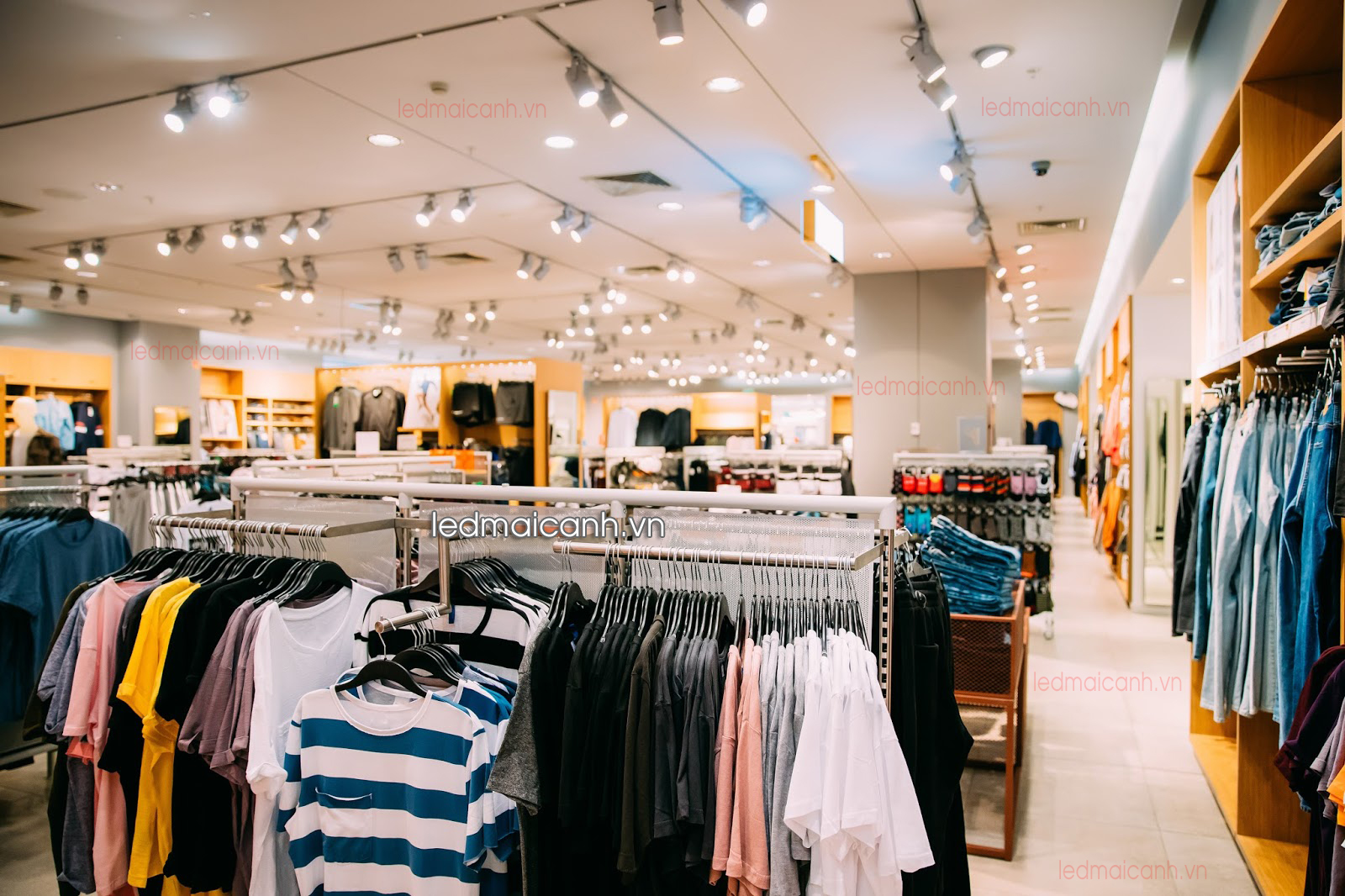đèn chiếu sáng shop quần áo hiệu quả cao