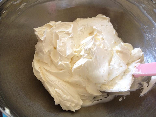 Cách làm kem bánh sinh nhật bằng tay siêu đơn giản tại nhà