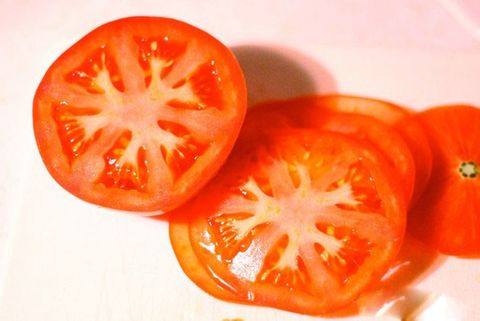 Trị mụn cấp tốc bằng Cà Chua
