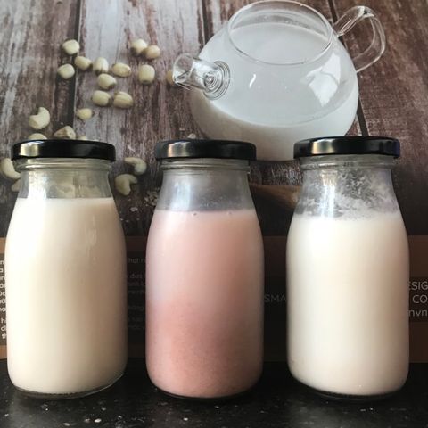 Nên chọn chai thủy tinh hay chai nhựa để đựng sữa hạt?