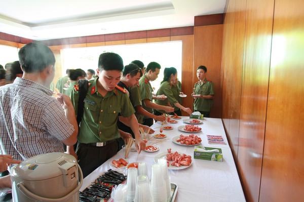Đoàn cán bộ và sinh viên Học viện an ninh nhân dân đến thăm Công ty C.P. Việt Nam - CN Hải Dương