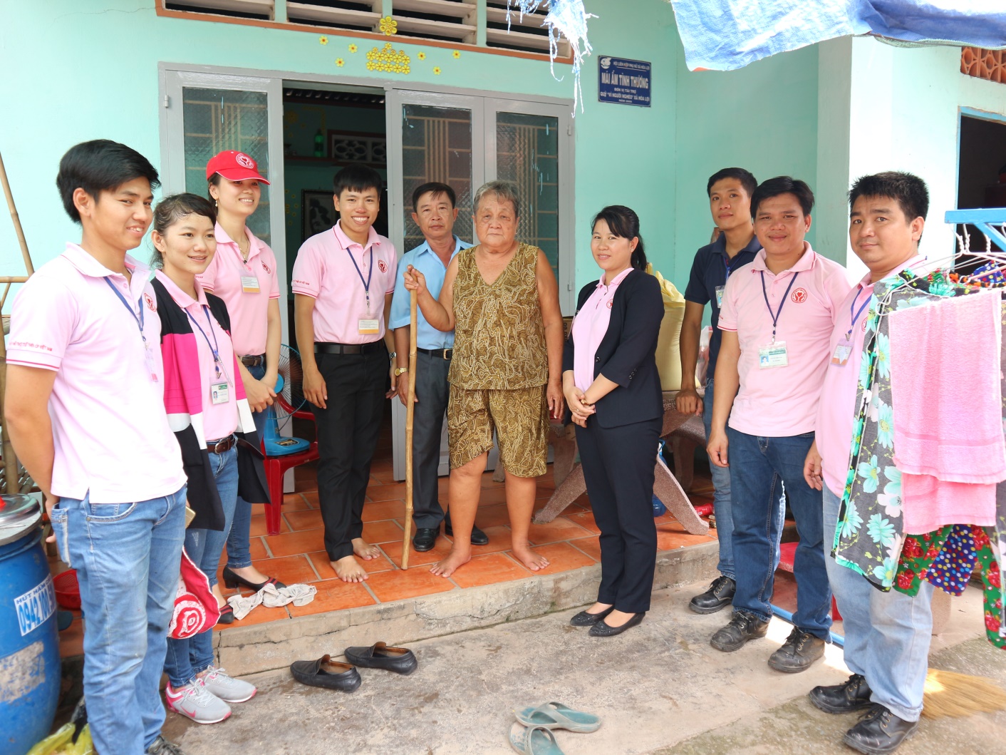 C.P Việt Nam thăm và tặng quà cho 10 hộ gia đình người già neo đơn tại tỉnh Bình Dương.