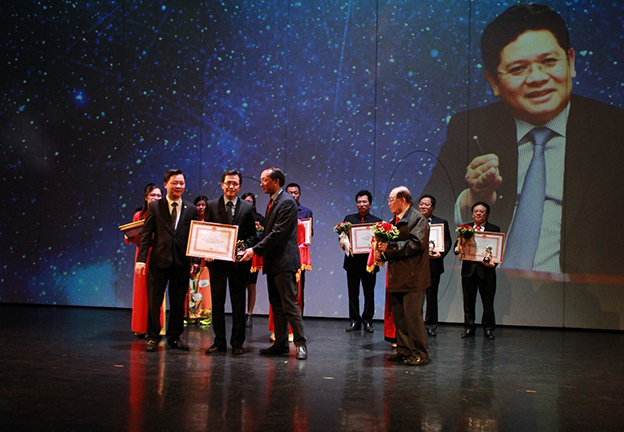 Tổng Giám đốc C.P. Việt Nam: Ông Montri Suwanposri vinh dự được trao Giải thưởng Giọt Hồng năm 2017