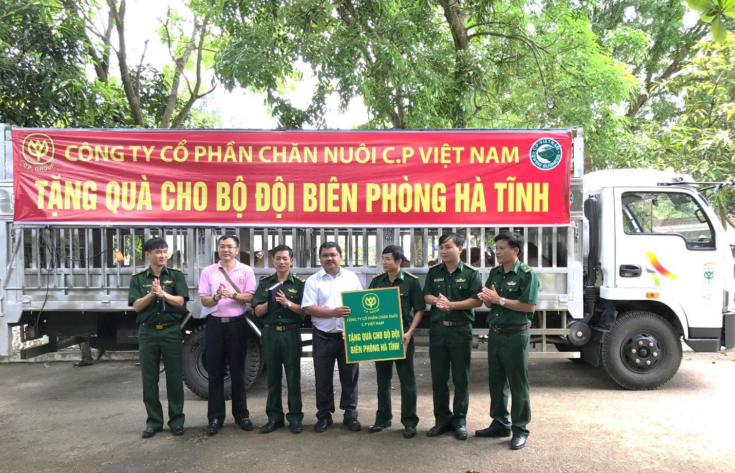 C.P. Việt Nam tặng quà cho bộ đội biên phòng Hà Tĩnh