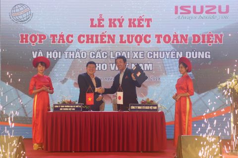 The signing ceremony of a comprehensive strategic cooperation between HIEP HOA and ISUZU Vietnam on July 31, 2018
