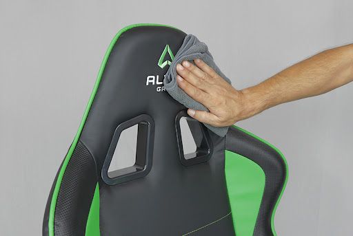Cách vệ sinh ghế gaming bằng khăn