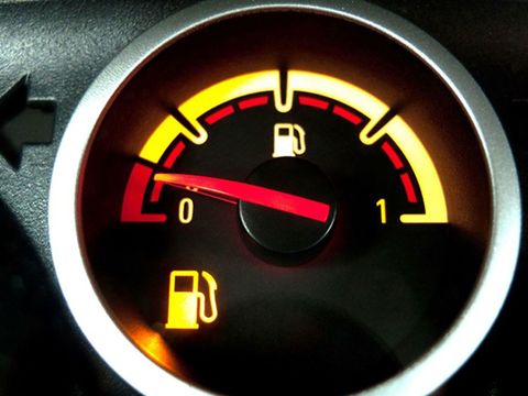 Xe ô tô có thể đi được bao nhiêu km nữa khi đồng hồ xăng báo hiệu