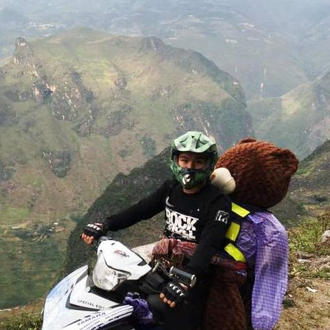 Chàng sinh viên F.A đi du lịch cùng gấu bông teddy