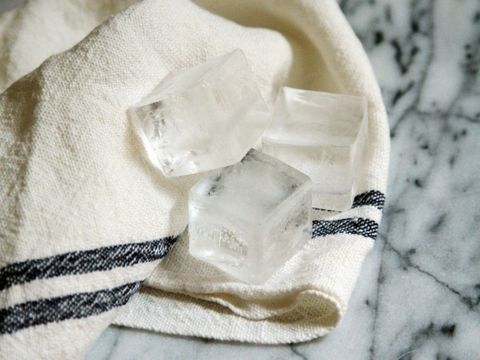 se khít lỗ chân lông với đá và khăn bông