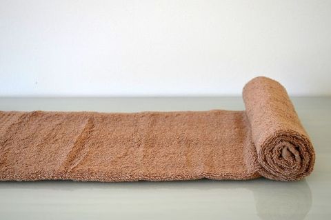 chữa nhức mỏi với khăn bông