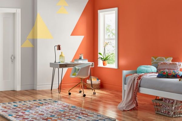Không gian phòng ngủ được sơn 2 màu tương phản tạo ấn tượng mạnh mẽ