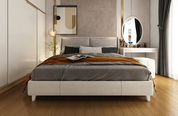 Phòng ngủ được sơn tường màu trắng sữa kết hợp với các loại nội thất màu nâu gỗ
