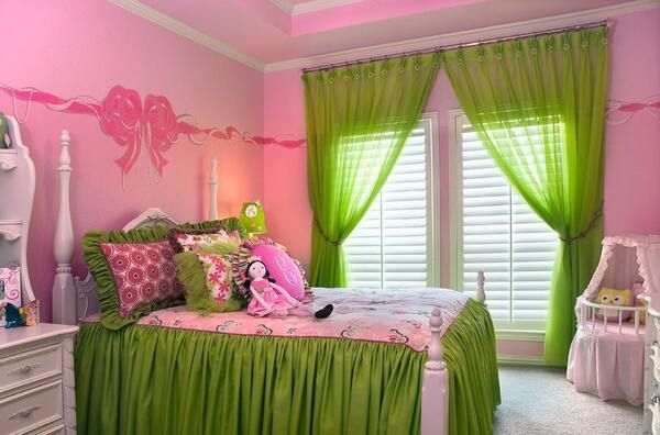 Mẫu phòng ngủ sơn màu hồng và xanh lá cây
