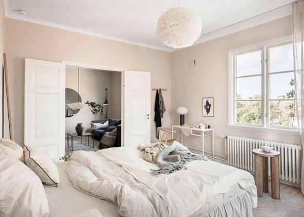 Màu kem là sự lựa chọn hoàn hảo cho sơn phòng ngủ khi diện tích không gian hạn chế