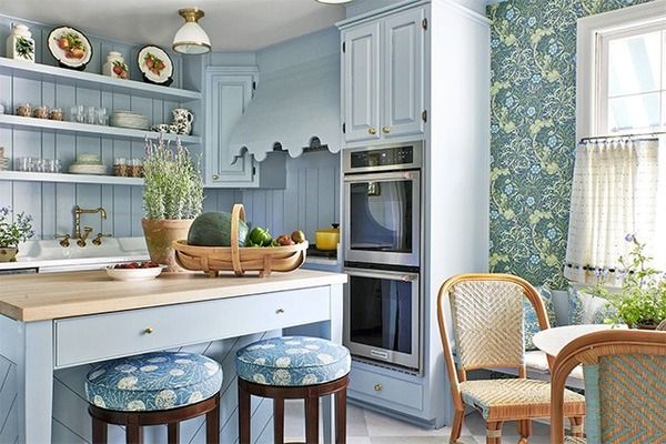 Màu xanh dương giúp căn bếp mang lại cảm giác gần gũi, hòa quyện với thiên nhiên