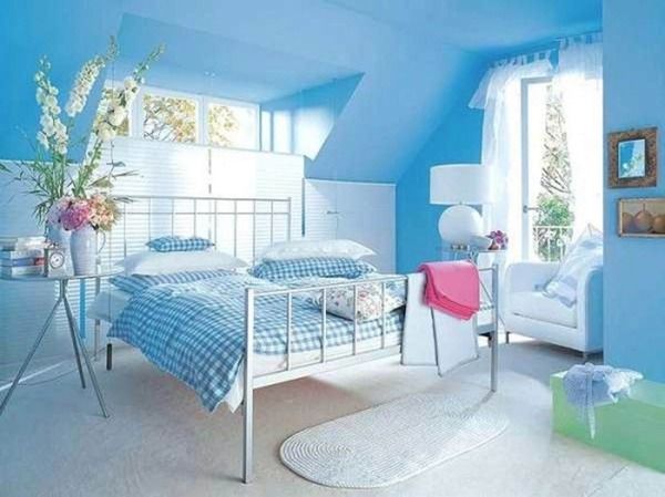 Màu sơn xanh dương trong phòng ngủ của cô gái sáng tạo