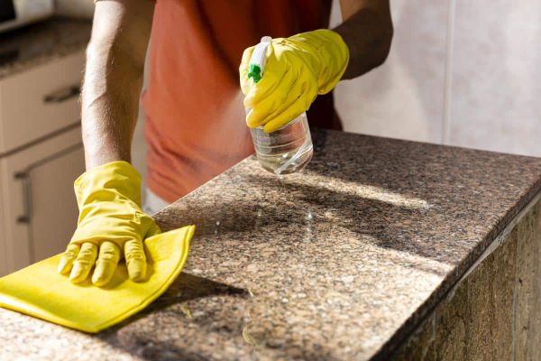 Tránh vệ sinh đá bàn bếp bằng chất tẩy mạnh