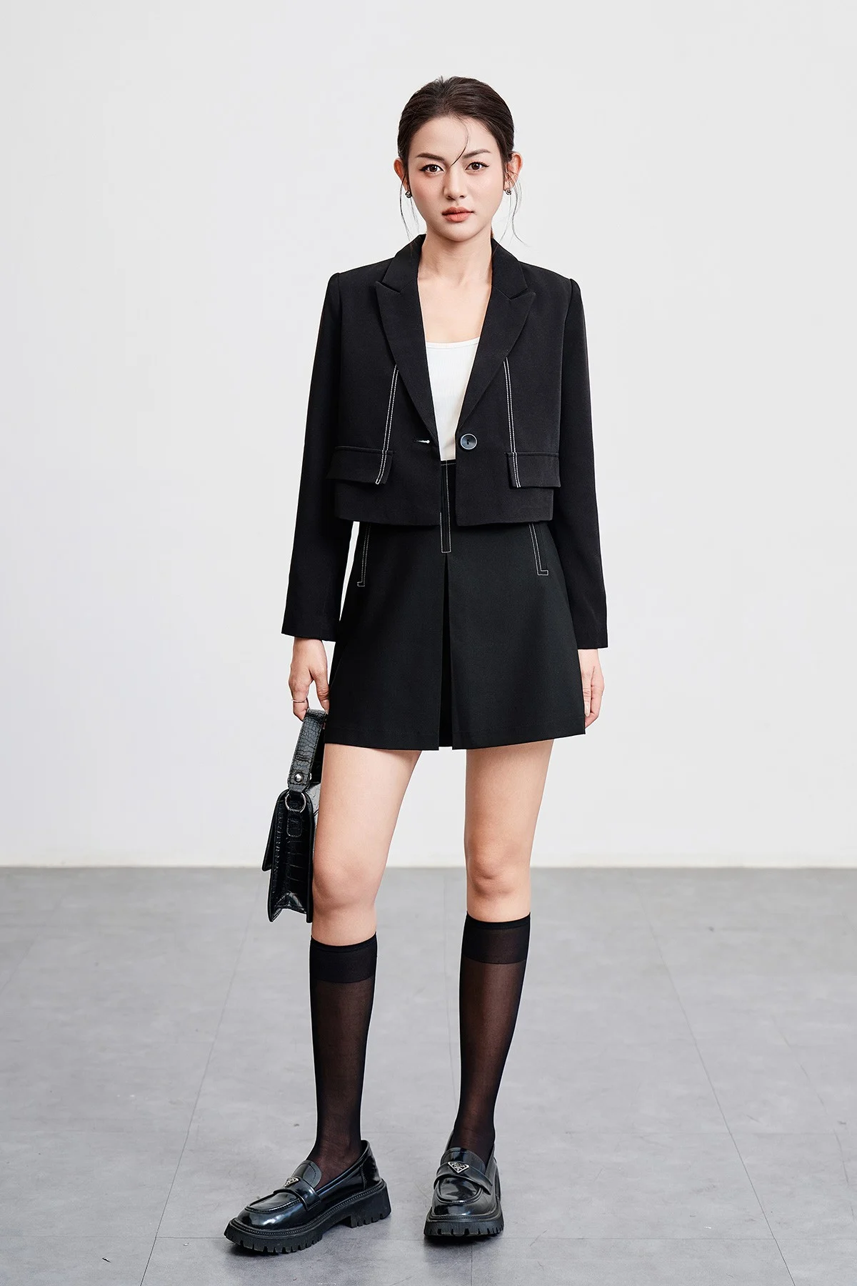 Phối chân váy A ngắn với áo croptop trẻ trung