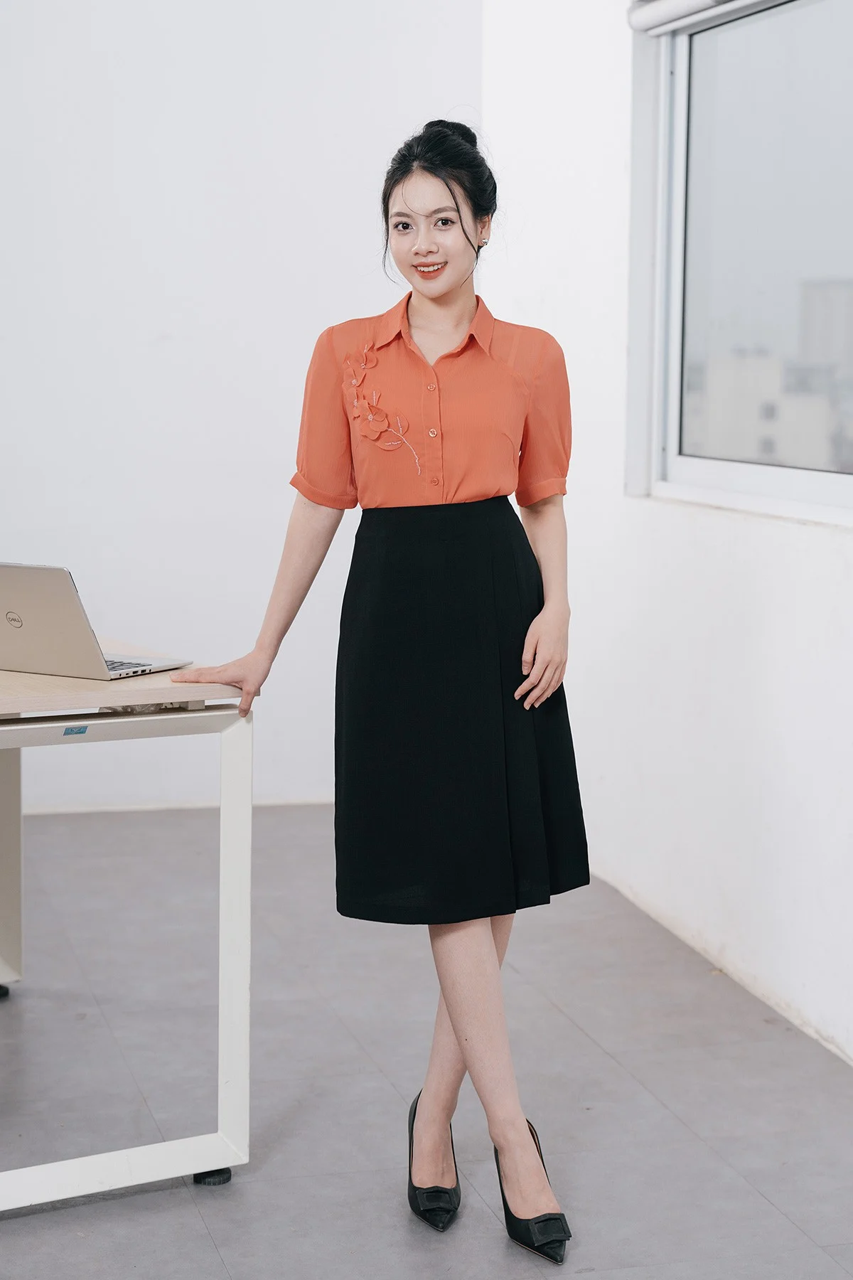 Phối chân váy midi dáng A phong cách thanh lịch