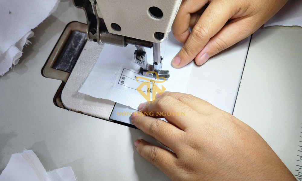 May và thêu logo nón trực tiếp tại xưởng