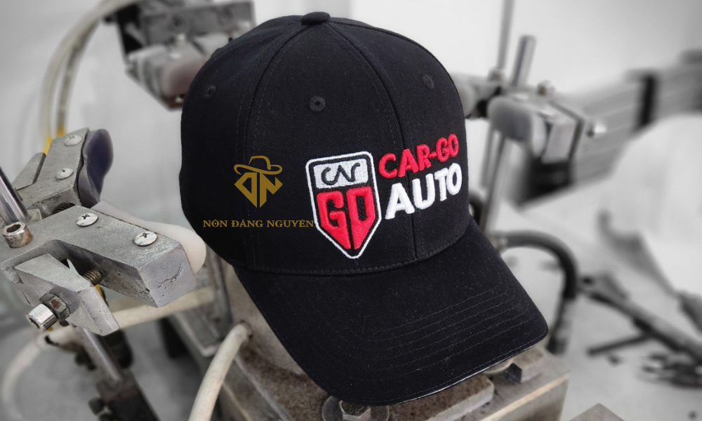 Chi tiết logo và tem nhãn nón may số lượng ít.