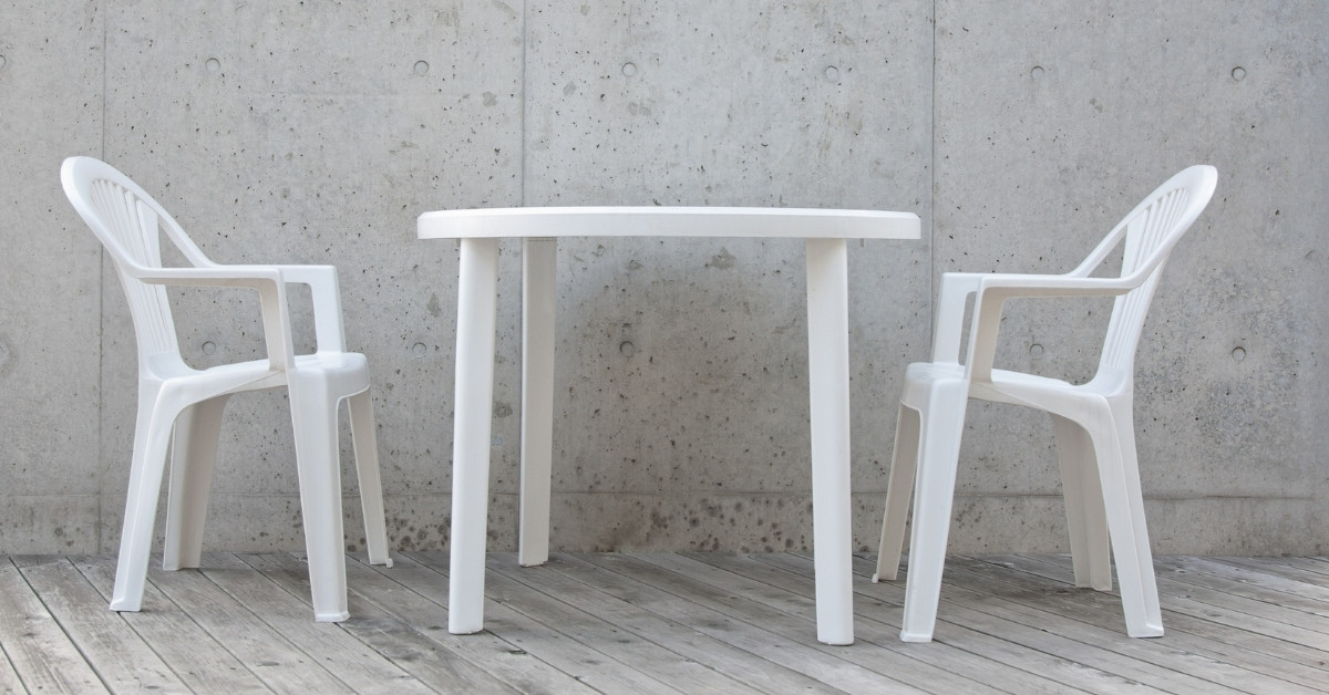 Bàn ghế nhựa: Giải pháp tiết kiệm cho quán cà phê