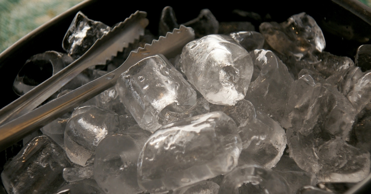 Xô đựng đá bằng nhựa là công cụ không thể thiếu trong các quán ăn, nhà hàng