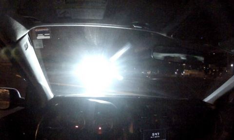 Bí quyết xử lý khi bị đèn pha xe ô tô đi ngược chiều làm chói mắt