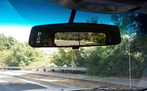Điều chỉnh gương chiếu hậu xe ô tô thế nào cho đúng