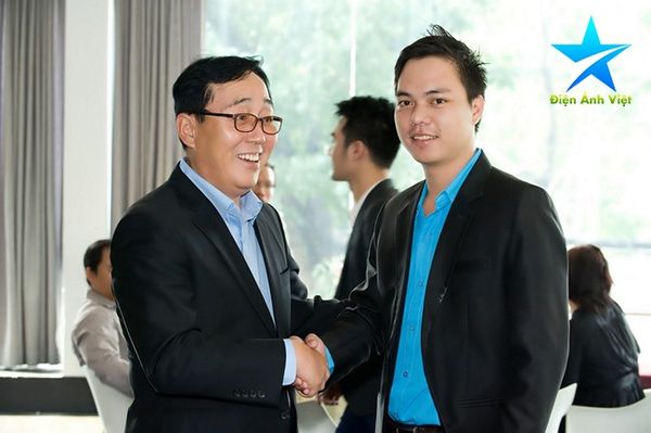 Đại diện của Công Ty Vpharm , P.Tổng Giám đốc Trần Viết Thanh bắt tay Giao lưu và Hợp tác cùng Dong Ho Choi, Chủ tịch Hiệp hội Thiết bị Y tế Hàn Quốc