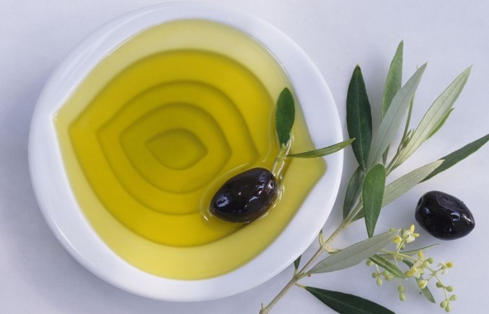Thành phần chính của dầu tẩy trang DHC được chiết xuất từ cây olive từ Tây Ban Nha hữu cơ hoàn toàn tự nhiên