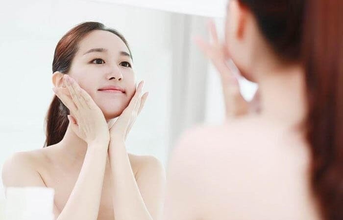 Ngay khi vừa làm sạch da, tận dụng lúc da vẫn còn độ ẩm, hãy thoa nước hoa hồng hoặc lotion để cân bằng pH và độ ẩm cho da