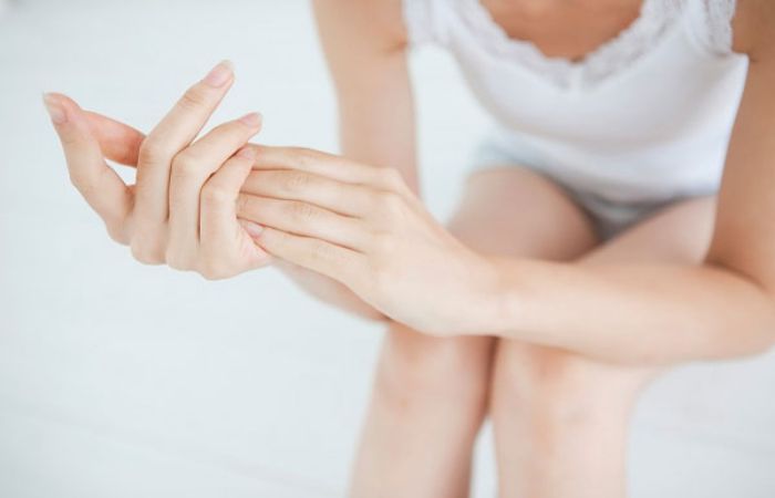 Việc chăm sóc đôi tay càng sớm sẽ giúp hạn chế tình trạng da nhăn nheo, mỏng dần và xuất hiện các đốm đồi mồi khi bạn lớn tuổi.