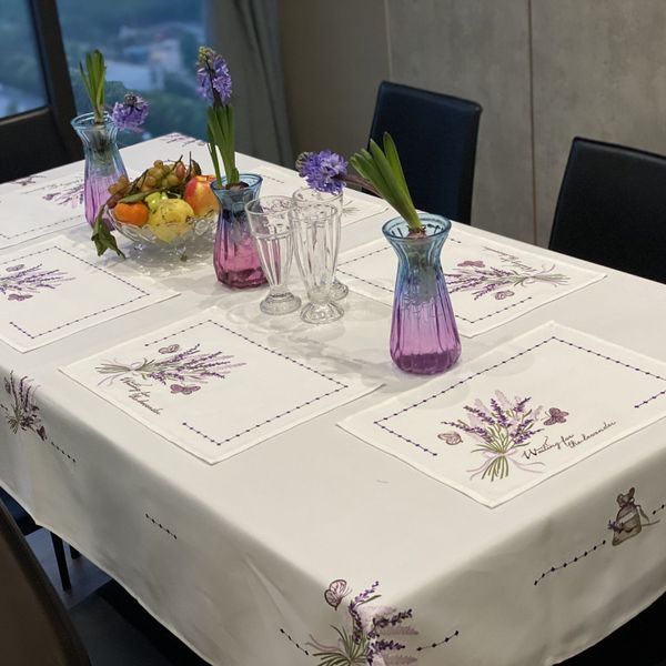 Khăn trải bàn ăn Equilhome hình chữ nhật, chất liệu sợi tổng hợp thêu hoa lavender 130x180