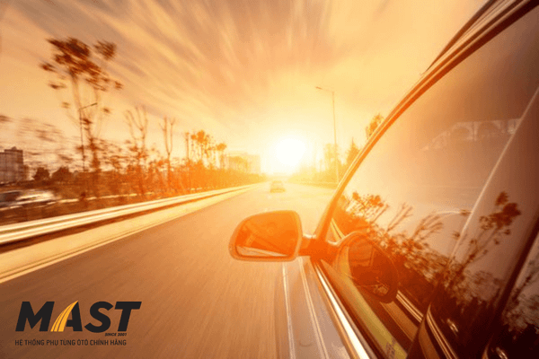 Hạn chế đỗ xe dưới trời nắng khiến điều hoà phải hoạt động nhiều hơn