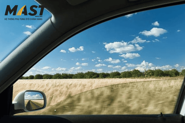 Hạ cửa kính xe ô tô xuống trước khi bật điều hoà