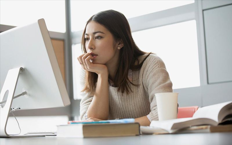Cách giảm khô da mặt do ngồi điều hòa cho dân văn phòng