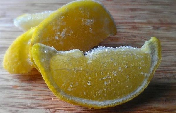 Bỏ chanh vào tủ lạnh cho đông đá rồi sử dụng thế này 10 người dùng 9 người mê