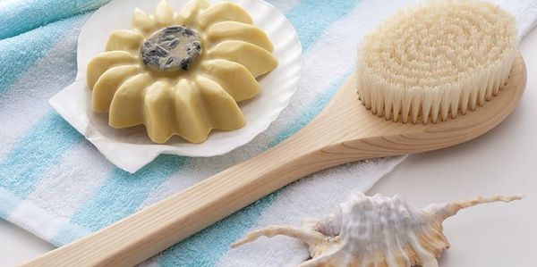 Chải da khô phương pháp cổ truyền nghìn năm giúp da trẻ hóa, săn chắc, mịn màng