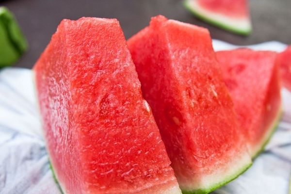 Cả đời không tốn 1 xu mua kem dưỡng nhờ sữa chua và dưa hấu theo cách này