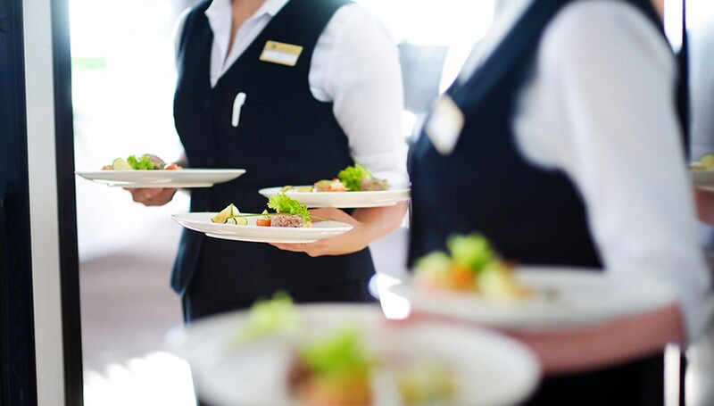 Phong cách phục vụ và những dịch vụ của nhà hàng cũng là yếu tố tác động đến mức độ hài lòng của khách hàng