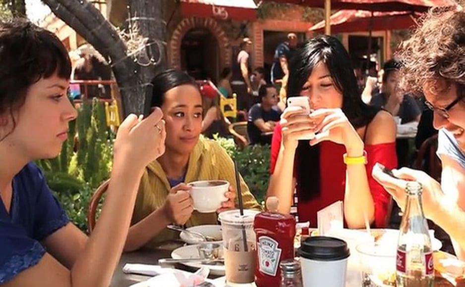 Truy cập Internet qua di động chủ yếu để lướt Facebook và xem YouTube