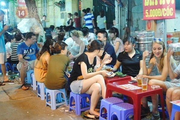 Xu hướng bán hàng online: Quà vặt ồ ạt lên chợ mạng