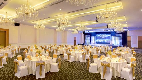 khung ban an nha hang gap gon