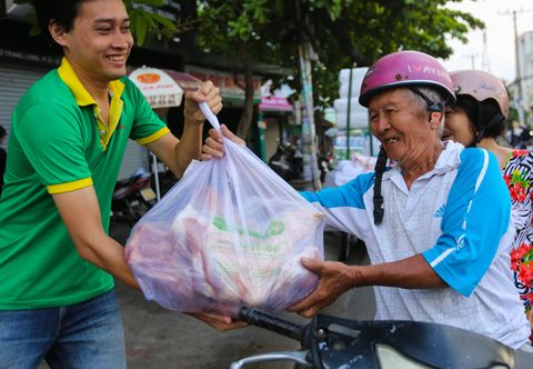 VnExpress - Dân Sài Gòn xếp hàng mua thịt heo 35.000 đồng